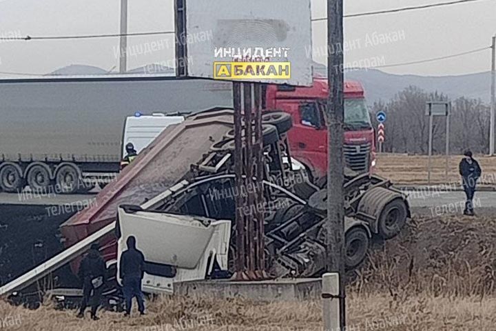 На ведущем к Черногорску кольце перевернулся грузовик