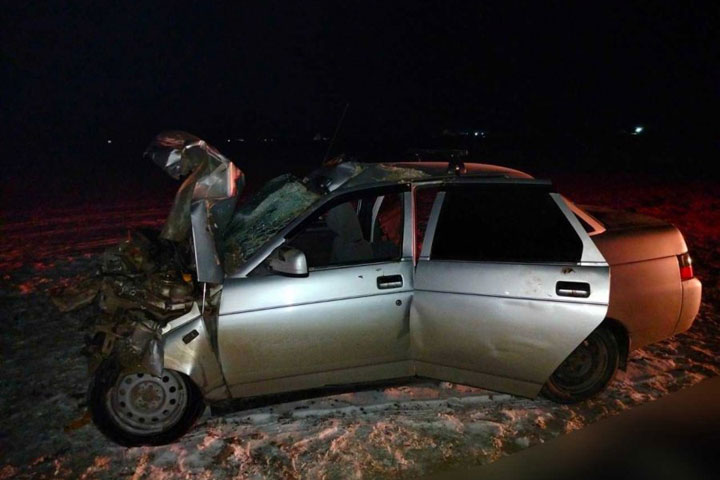 Из заблокированной после аварии машины достали погибшего пассажира