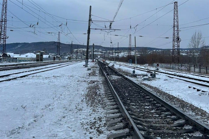 Женщина выжила, попав под грузовой поезд