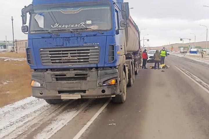 В Хакасии пешеход попал под колеса грузовика