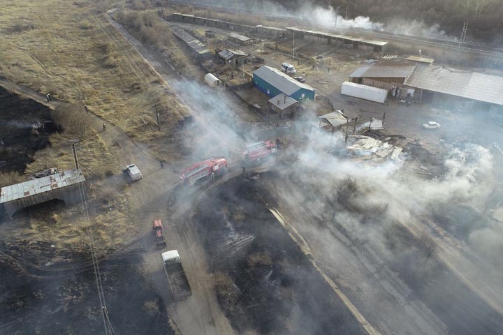 В Хакасии огонь уничтожил свиноферму. Пожарные тушат овощехранилище