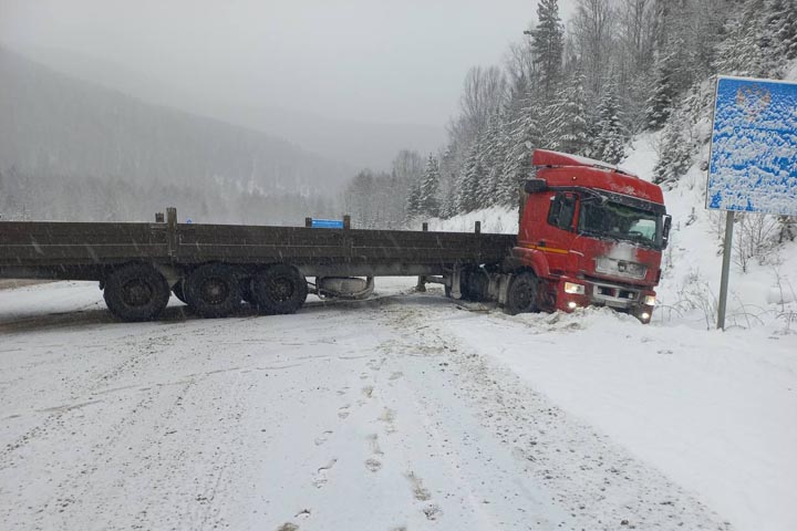 На трассе Красноярск - Абакан гаишникам пришлось вызволять из снега большегруз