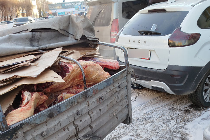 В Абакане в прицепе легковушки везли 800 килограммов говядины