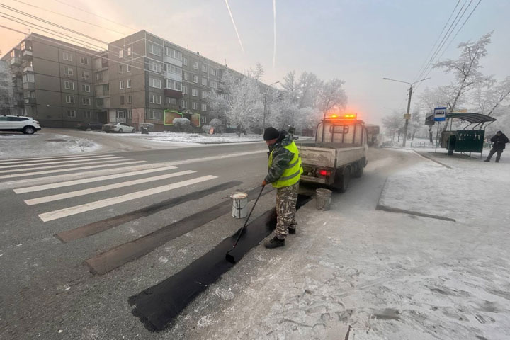 Жители города в Хакасии не поняли, зачем закрашивают пешеходный переход