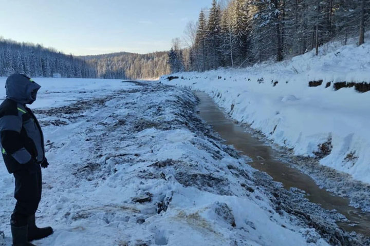 Река окрасилась в рыжий из-за сточных вод с золотодобывающего предприятия