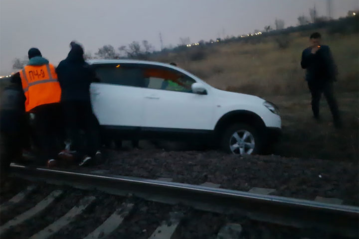 Возле Ташебы кроссовер с нетрезвым водителям застрял на железнодорожных путях
