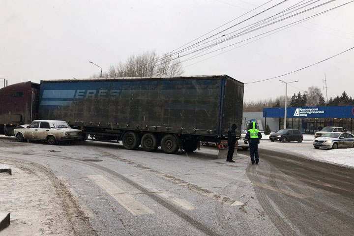 В аварию с грузовиком попал 15-летний водитель ВАЗ