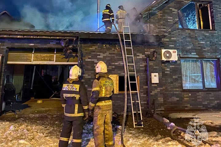 В Абакане из горящего дома спасли мужчину 