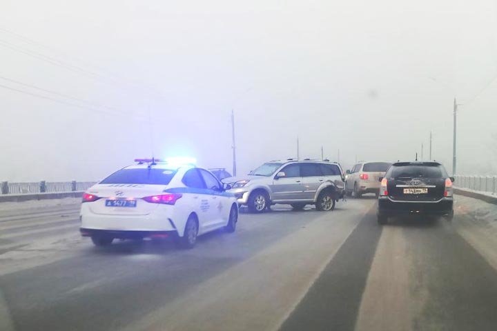 На въезде в Абакан разбросало по дороге три машины