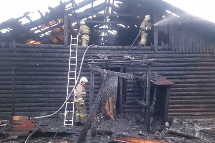 В Абазе сгорел бревенчатый дом, а в Ефремкено на пожаре погиб человек