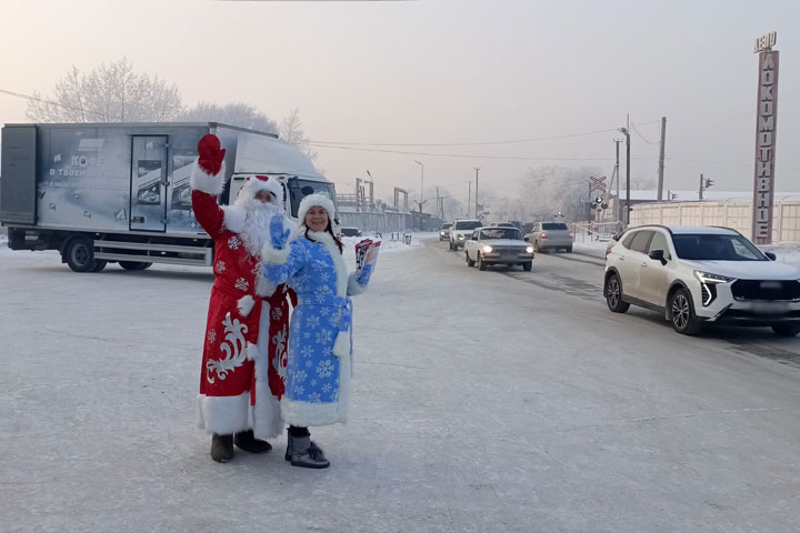 Дед Мороз и Снегурочка поздравили водителей Абакана с Новым годом 