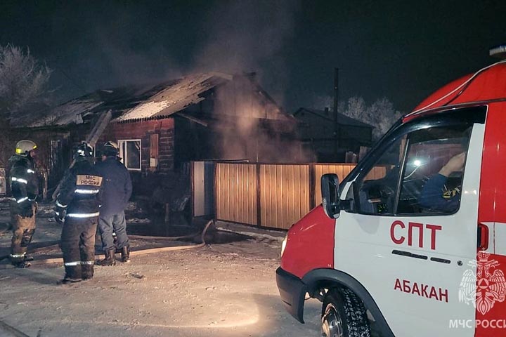 В Тепличном на пожаре взорвался газовый баллон 