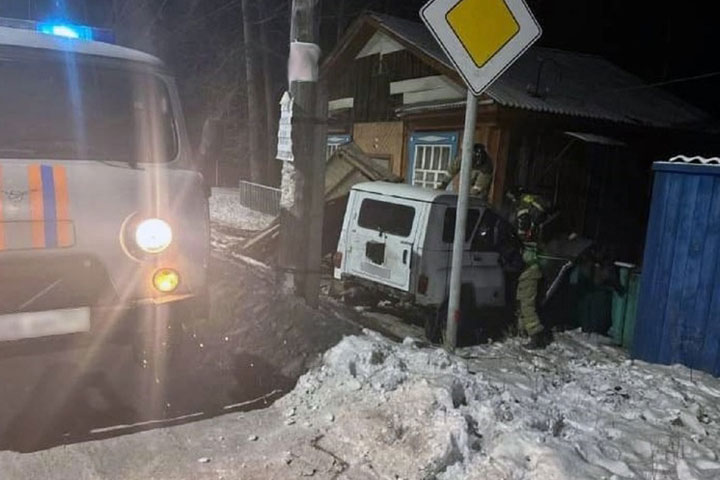 Пьяный лихач вылетел с дороги и въехал в жилой дом