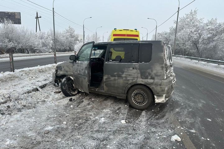 На дороге Абакан - Черногорск «Хонда» отлетела от удара с отбойником