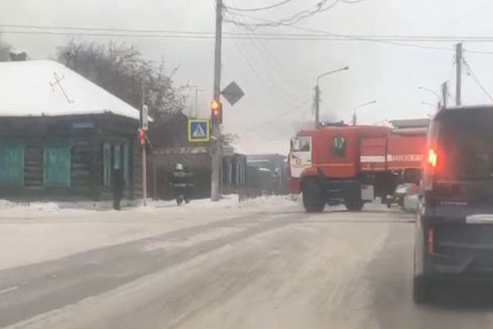 В Минусинске в районе перекрестка Комсомольской - Мира засняли пожар