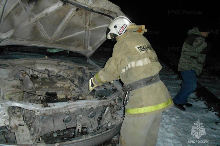 Пожарные тушили 31 декабря автомобиль, баню и надворные постройки