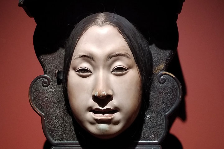 Жителям Хакасии рассказали о театральной маске из Японии 