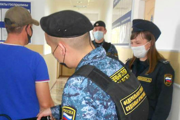 В Хакасии алиментщика задержали при получении паспорта