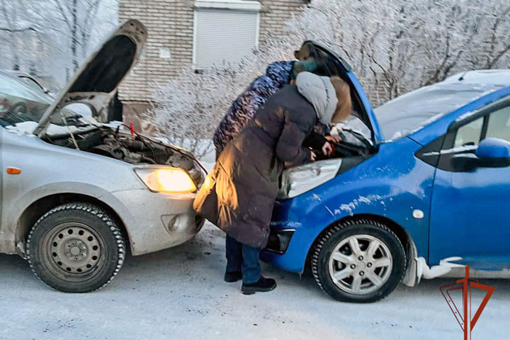  В Абакане росгвардеец помог автолюбительнице