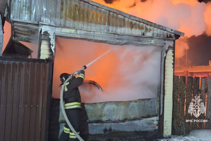 Женщина отравилась угарным газом из-за поджога на лестничной площадке