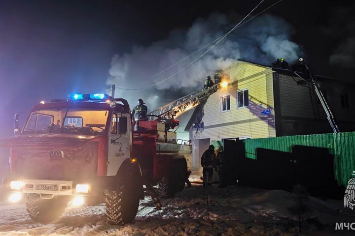 В Абакане из-за горящего натяжного потолка мужчина и женщина получили ожоги рук