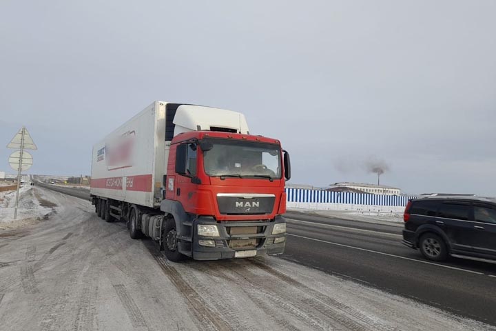 Гаишники не дали пьяному экспедитору на «Мане» увезти груз в Саяногорск 