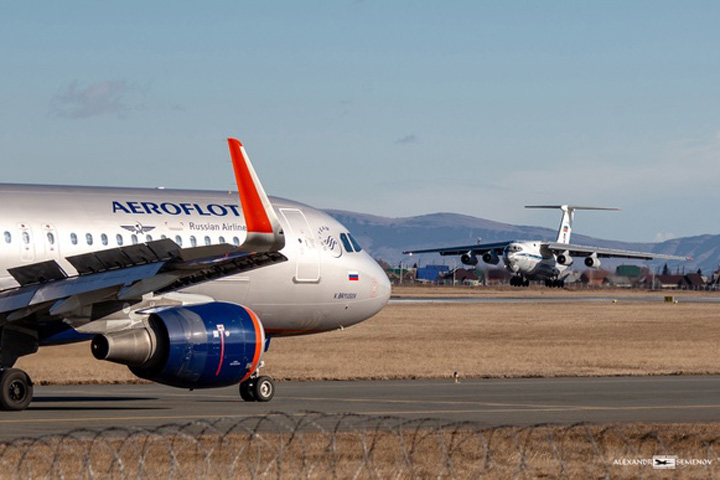 Военно-транспортный и пассажирский самолеты замечены в аэропорту Абакан