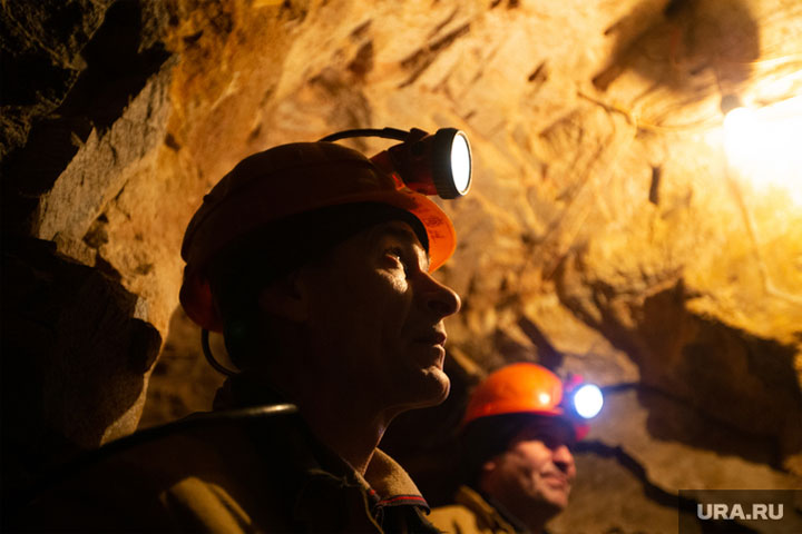 В Кузбассе 300 горняков заблокированы в шахте из-за прорыва воды