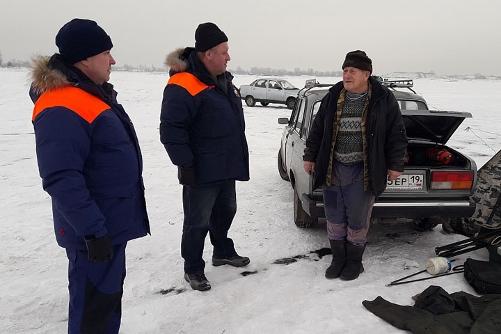 Жителям Хакасии рассказали, как спасаться, если автомобиль провалился под лед 