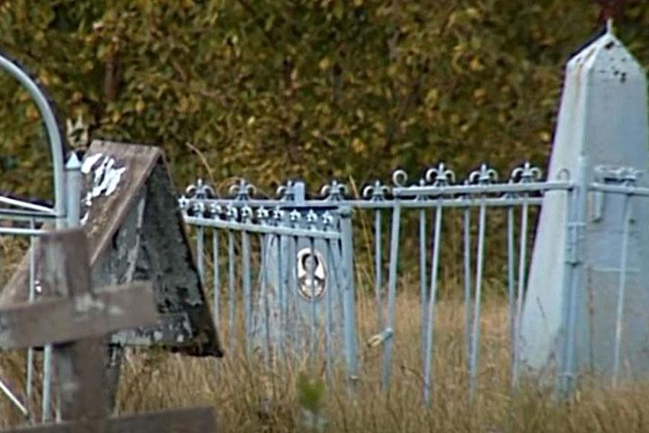 Актуально: жители Абакана столкнулись с вандализмом на кладбище