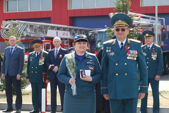 В Хакасии огнеборцам вручили награды и присвоили звания