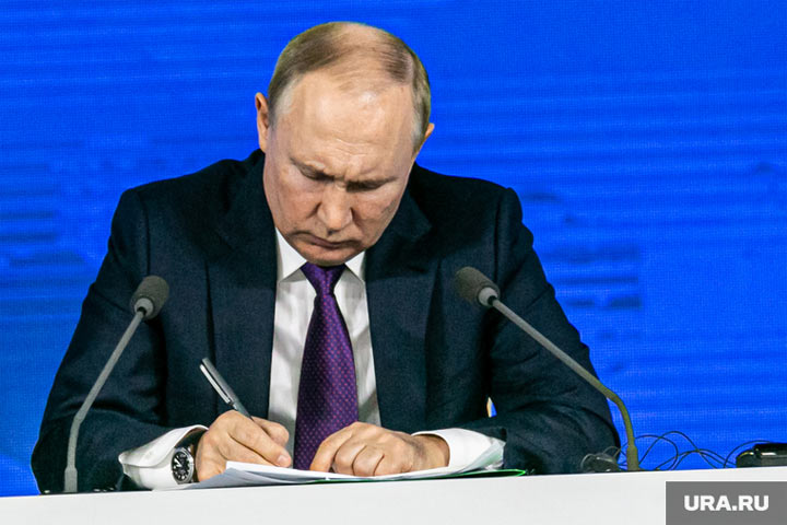 Путин запретил списывать социальные выплаты за долги