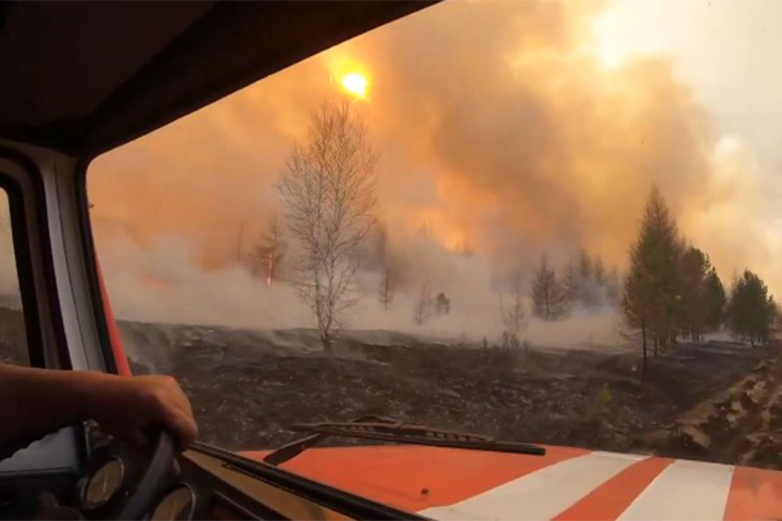 В Хакасии бушует 5 лесных пожаров - видео