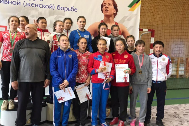 Спортсменки из Хакасии завоевали награды Чемпионата Сибири по женской борьбе