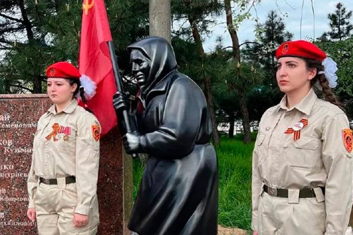 В Мариуполе открыли памятник бабушке со Знаменем Победы