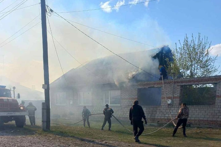 В Алтайском районе добровольцы тушили двухквартирный дом 