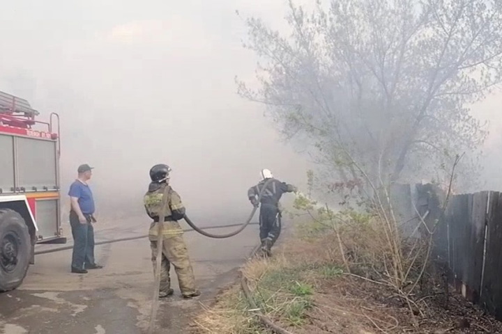 Сотрудники МВД оцепили место пожара в Абакане