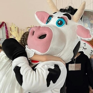 Символы уходящего года - корова Манька и бык Микола - поздравили деток Шушенского