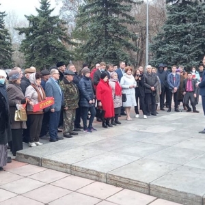 В Хакасии руководитель КПРФ возложил цветы к памятнику вождя
