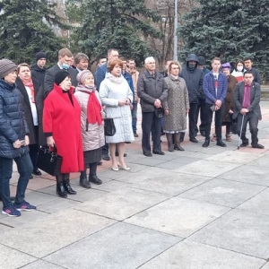 В Хакасии руководитель КПРФ возложил цветы к памятнику вождя