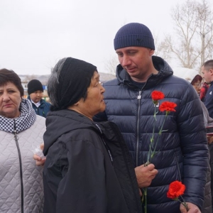 В аале Малый Спирин открыли мемориальную доску в честь погибшего в Украине капитана-десантника
