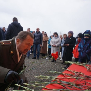 В аале Малый Спирин открыли мемориальную доску в честь погибшего в Украине капитана-десантника