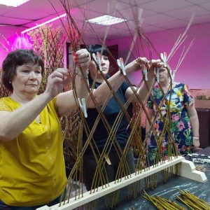 Подопечные фонда «Кристалл» научились плести сибирские пальмы
