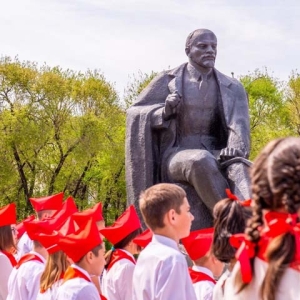 Школьников из Хакасии приняли в пионеры на Первомайской площади