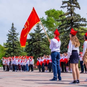 Школьников из Хакасии приняли в пионеры на Первомайской площади