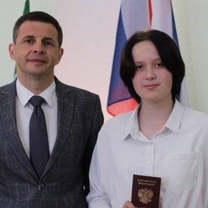 Алексей Лемин вручил паспорта школьникам Абакана