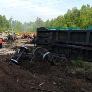 В Красноярском крае с рельсов сошли грузовые вагоны, перевозившие бревна и свинец