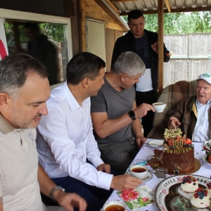 Мэр Абакана поздравил фронтовика со 100-летним юбилеем