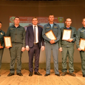 Глава Хакасии наградил сотрудников противопожарной службы 