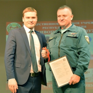 Глава Хакасии наградил сотрудников противопожарной службы 